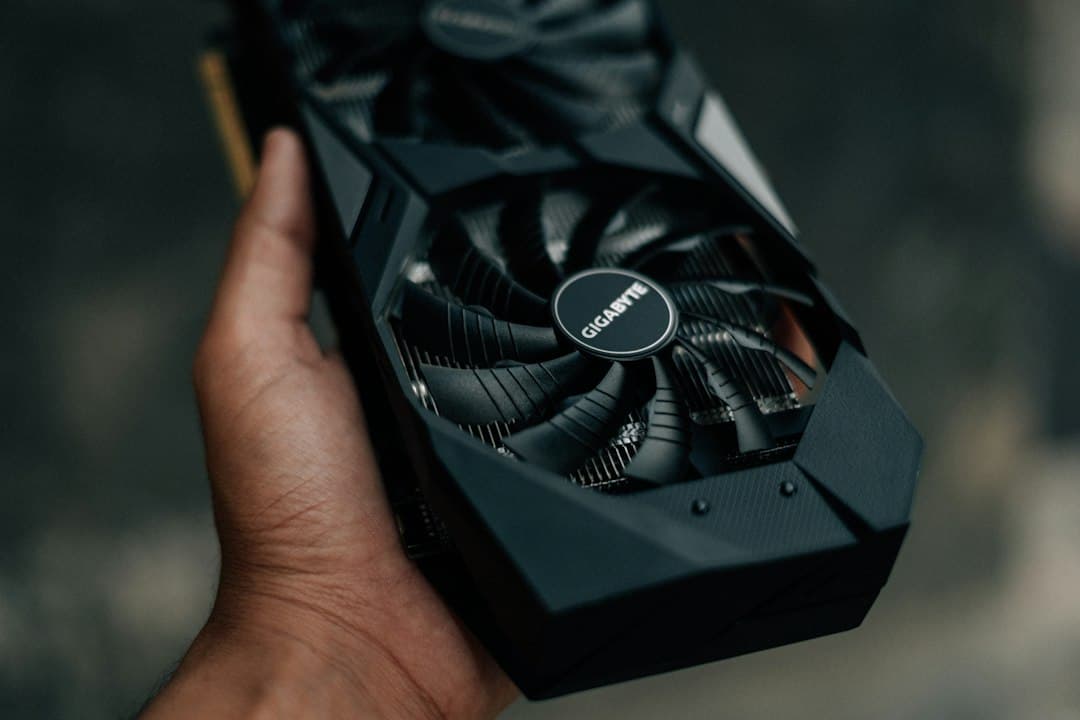 Greenpeace interrompe Jensen Huang a Berlino: NVIDIA sotto accusa su droni e clima